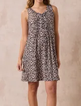 Camisón corto negro con estampado de lunares blancos, escote en V con botones y detalle plisado en el pecho.