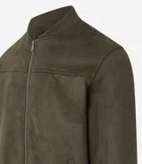 Chaqueta bomber azul marino lisa, con cierre frontal, cuello redondo y bolsillos laterales.