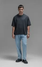 Remera oversized de algodón color gris oscuro melange, de corte relajado, mangas cortas y cuello redondo.