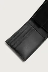 Billetera lisa de diseño clásico con compartimento para billetes, ranuras para tarjetas y monedero con cierre de botón a presión.