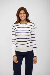 Buzo de tejido de punto color blanco con rayas horizontales azul marino. Presenta cuello redondo y mangas largas con puños y ruedo en azul marino.