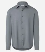 Camisa de manga larga blanca, corte slim fit, con cuello tradicional y abotonadura frontal.