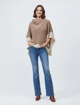 Poncho tejido colorblock, marrón y beige, con cuello vuelto asimétrico.