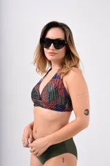 Conjunto de bikini con corpiño triangular con estampado abstracto en tonos violeta, rosa y negro, y bombacha tiro alto negra.