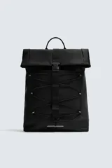 Mochila técnica de acabado engomado en color negro. Cuenta con cierre de solapa con hebilla de liberación rápida, compartimento interior para dispositivos electrónicos de hasta 13 pulgadas, bolsillo frontal plano, parte posterior acolchada con banda para equipaje, asa de mano y correas de hombro ajustables.