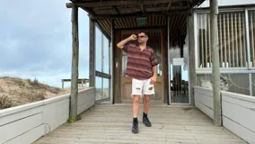 Camisa oversize de seda con estampado geométrico en tonos marrón, rojo y blanco.