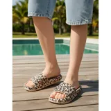 Chancletas tipo ojota de goma con diseño de animal print, suela antideslizante y ajuste cómodo.