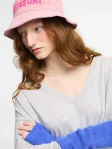 Sweater azul eléctrico de cashmere, con escote en V y corte holgado.