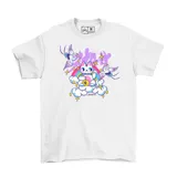 Remera blanca de manga corta con estampa frontal colorida que presenta un gato estilo maneki-neko sobre nubes, rodeado de pájaros, estrellas y un arcoíris.