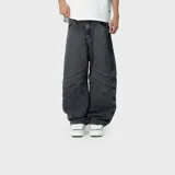 Pantalón de jean ultra baggy color negro con efecto lavado, corte super ancho y costuras decorativas curvas en las piernas.