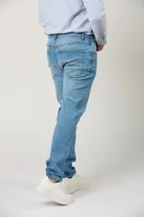 Jean clásico de hombre color celeste claro, de corte recto y tiro estándar con diseño de cinco bolsillos.