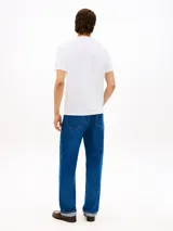Remera blanca de manga corta para hombre, confeccionada en algodón regenerativo con tejido piqué. Cuenta con cuello redondo, corte regular fit y un bolsillo aplicado en el pecho adornado con la cinta distintiva de la marca.