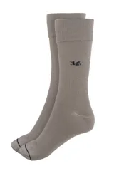 Media lisa color arena de la marca Legacy Co., con logo bordado en azul oscuro. Tejido multi-stretch de algodón para frescura y confort.