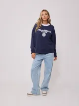 Jean de corte recto y tiro alto, confeccionado en denim azul clásico con costuras en contraste.