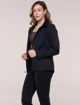 Campera rompevientos deportiva Michael Kors, de color negro, silueta semi entallada y corte a la cadera. Confeccionada en tela técnica liviana, impermeable y elastizada, cuenta con cuello alto, cierre frontal completo termosellado y bolsillos laterales verticales con cierre.