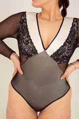 Body negro de manga larga confeccionado en lycra, microtul y puntilla. Escote en V y parte delantera forrada en lycra color crudo.