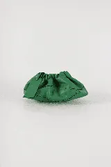 Cartera sobre de cuero 100% color verde, de diseño fruncido con cierre superior y etiqueta colgante en combo.