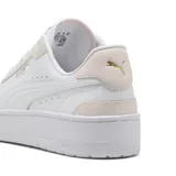Championes Puma CA Match Court para mujer, color blanco con detalles en rosa y logo dorado.