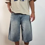 Bermuda de jean celeste, corte ancho y largo debajo de la rodilla.