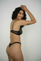 Vedetina less de encaje negro con diseño floral, de tiro bajo y corte extra less.