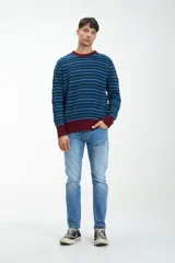 Buzo de punto a rayas horizontales color arena y azul marino, con cuello, puños y ruedo acanalados en marrón.