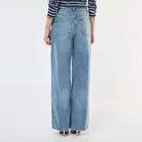 Pantalón de jean corte wide leg, de tiro alto, con costuras marcadas y cinturón fino del mismo tejido incluido.