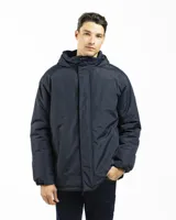 Campera de invierno color negro, con capucha acolchada ajustable, cierre frontal protegido por solapa con botones a presión, bolsillos laterales y puños regulables con velcro.
