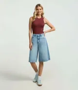 Body de cuello halter y sin mangas, confeccionado en tejido de poliamida con textura acanalada. Presenta un diseño ajustado al cuerpo con cierre en la entrepierna.