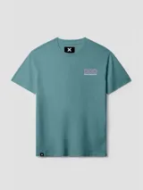 Remera verde oscuro con cuello redondo y mangas cortas de corte regular, con estampado gráfico trasero que incluye el texto "blue banana" y tres cruces.