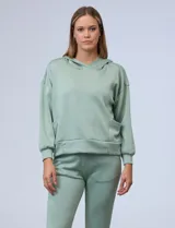 Buzo negro de modal con capucha y bolsillos delanteros.