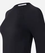 Blusa marrón de mangas largas, confeccionada en viscosa, con cuello redondo y sisas raglán.