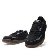 Championes urbanos Caterpillar modelo Pause Retro Canvas, color negro con detalles en gris. Confeccionados en una combinación de lona resistente y gamuza, con suela de goma color marrón con textura hexagonal y logo de la marca en el lateral y la suela.