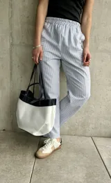 Pantalón de pijama rayado en tonos gris y blanco, de corte recto y relajado, con cintura elástica.