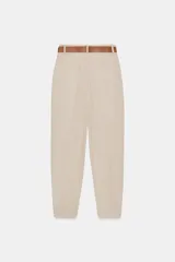 Pantalón tobillero azul marino de tiro medio, con pinzas delanteras, bolsillos frontales, falsos bolsillos con solapa en la espalda y cierre frontal con cremallera, botón y gancho. Incluye cinturón de cuero sintético tostado con hebilla metálica dorada.