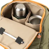 Bolso matero verde con detalles en naranja, confeccionado en poliéster. Cuenta con doble cierre, correa regulable, asas fijas y herrajes plateados. Posee bolsillos internos y externos, compartimentos para notebook y matero, y logotipo de la marca en el frente.