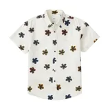 Camisa de manga corta color blanco con estampado de flores pequeñas en tonos oscuros y tierra. Presenta cuello clásico, cierre frontal con botones y un bolsillo en el pecho.