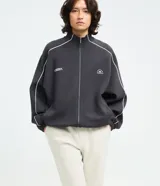 Pantalón jogger de algodón con felpa, color negro, con cintura elástica, cordón ajustable, bolsillos laterales y puños elásticos en los tobillos.