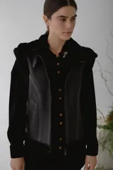 Chaleco de cuero con interior de piel sintética, cierre frontal y costuras a contratono.