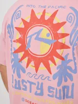 Remera de algodón blanca de corte oversize, con mangas cortas y cuello redondo. Presenta un gran estampado multicolor en la espalda con diseño gráfico de sol y texto, y un estampado más pequeño en el frente.