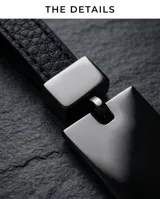 Llavero de diseño rectangular con chapa metálica en color negro pulido y correa de cuero sintético negro. Cuenta con una argolla circular metálica para sujetar llaves.