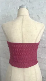 Top color lila con diseño de mariposa y tirantes finos.