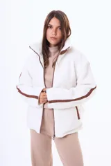 Campera de corderito sintético color blanco, con detalles en color marrón en el cierre, cuello y mangas. Posee cierre frontal y bolsillos laterales.