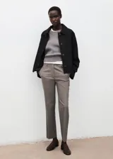 Pantalón de vestir gris con diseño sutil de cuadros, tiro medio y corte recto al tobillo.