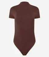 Body manga corta color borgoña, con cuello redondo medio y cierre inferior.