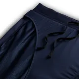Short deportivo azul marino de poliéster con calce regular, tiro medio, bolsillos laterales y logo de Nike estampado en blanco.