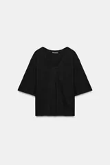 Camiseta negra de corte regular fit, con escote en V y mangas cortas amplias.