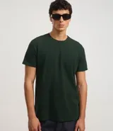 Remera de corte regular confeccionada en tejido piqué de algodón, con cuello redondo y manga corta. Presenta un diseño liso y minimalista con textura sutil.
