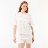 Conjunto de pijama de dos piezas confeccionado en punto de algodón blanco con estampado de pequeños corazones rojos, compuesto por una camiseta de manga corta y cuello redondo de corte holgado, y un pantalón corto con cintura elástica.