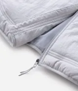 Campera acolchonada de poliamida con textura cuadriculada, cuello alto y cierre frontal por cremallera. Cuenta con bolsillos laterales y un diseño deportivo de corte regular.