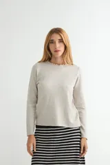 Sweater de punto negro con cuello redondo y detalle de borde ondulado, de manga larga y corte clásico.
